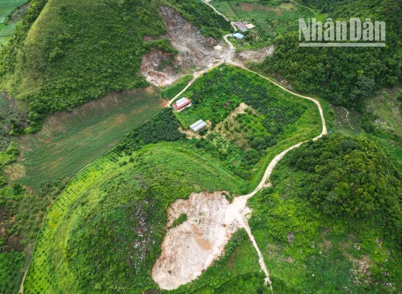Một điểm khai thác khoáng sản chưa được cấp phép tại khu vực Trại B, Tiểu khu 19/5, thị trấn Nông trường Mộc Châu. (Ảnh chụp sáng 26/6/2023)
