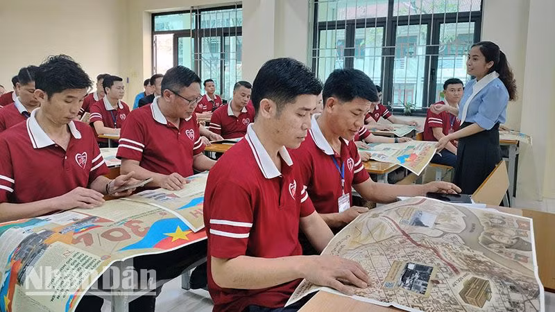 Phụ san đặc biệt của Báo Nhân Dân với chủ đề kỷ niệm 50 năm Ngày giải phóng miền Nam, thống nhất đất nước được đưa vào giờ học tiếng Việt của cán bộ Lào tại Trường cao đẳng Sơn La.