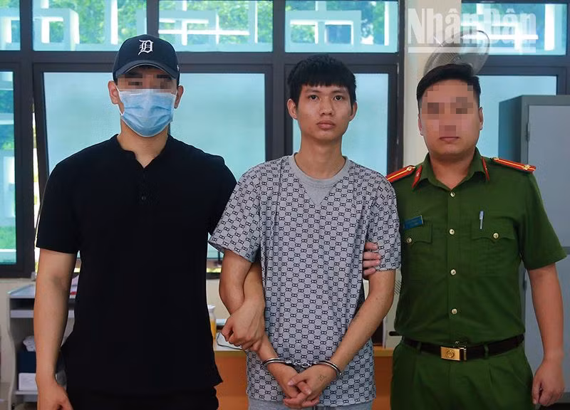 Đối tượng Đoàn Ngọc Huy (ở giữa) tại cơ quan chức năng.