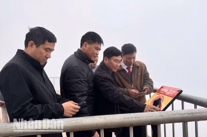 Đoàn công tác của huyện ủy Bắc Yên, tỉnh Sơn La trải nghiệm công nghệ số không dây thông qua bảng gắn chíp NFC được Báo Nhân Dân phối hợp lắp đặt miễn phí tại Thiên đường mây Tà Xùa.