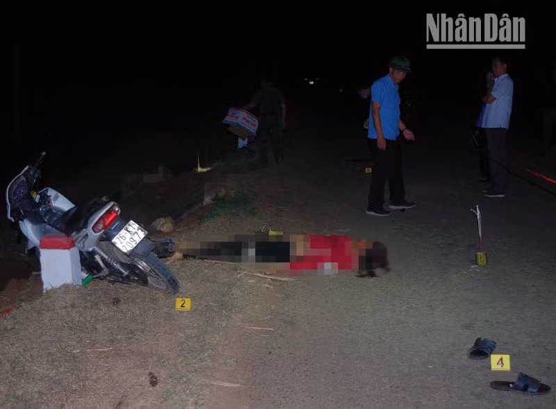 Nạn nhân Lường Quốc Việt tại hiện trường vụ án.