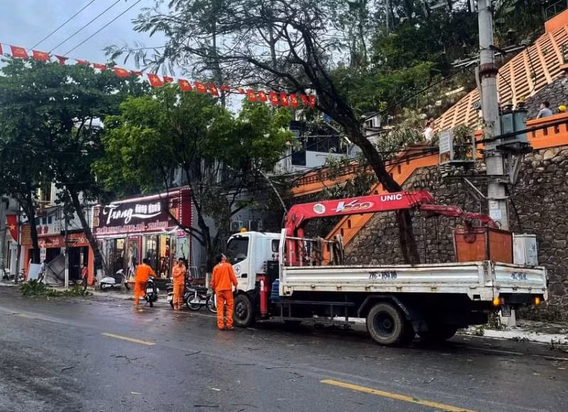 Công ty Điện lực Sơn La tiến hành khắc phục sự cố điện lưới tại thành phố Sơn La sau trận mưa bão. (Ảnh: Người dân cung cấp).