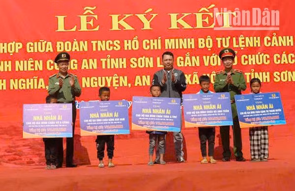 Đoàn trao 12 sổ tiết kiệm cho các cháu nhỏ có hoàn cảnh khó khăn đang được Công an tỉnh Sơn La chăm sóc nuôi dưỡng.