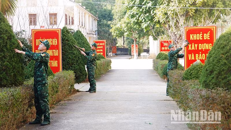 Cán bộ, chiến sĩ Tiểu đoàn Huấn luyện-Cơ động cắt tỉa cây cảnh, tạo cảnh quan môi trường xanh, sạch, đẹp.