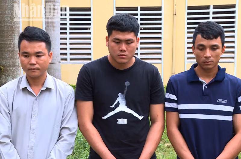 Các đối tượng: Vì Văn Hà, Lò Văn Hoàng, Lò Văn Thương (từ trái qua phải). (Ảnh: TRUNG HIẾU)