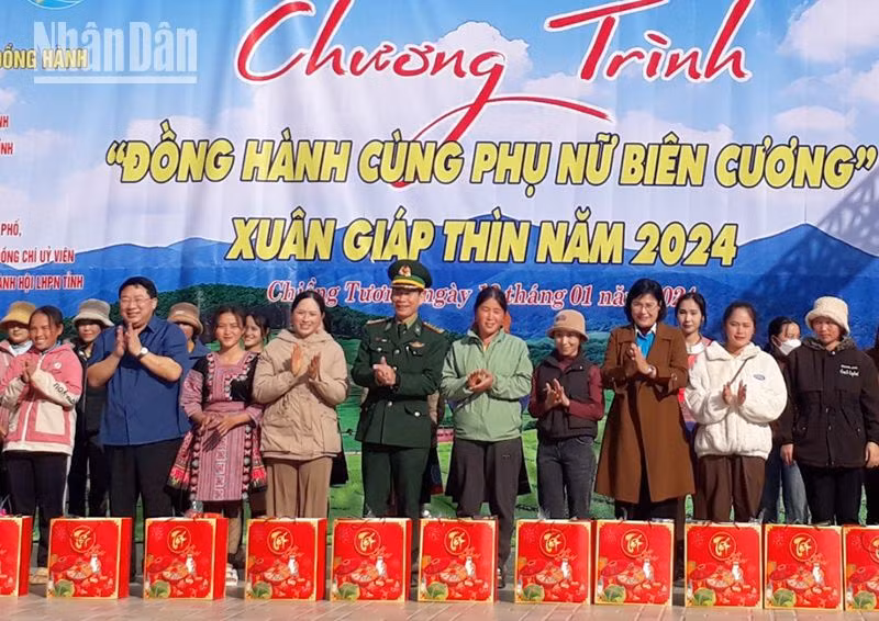 Tặng quà cho các hộ gia đình chính sách, trẻ mồ côi và hội viên phụ nữ có hoàn cảnh khó khăn.