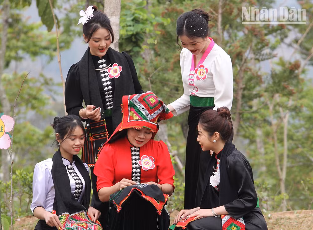 [Ảnh] Sôi động Lễ hội hoa ban thành phố Sơn La ảnh 10