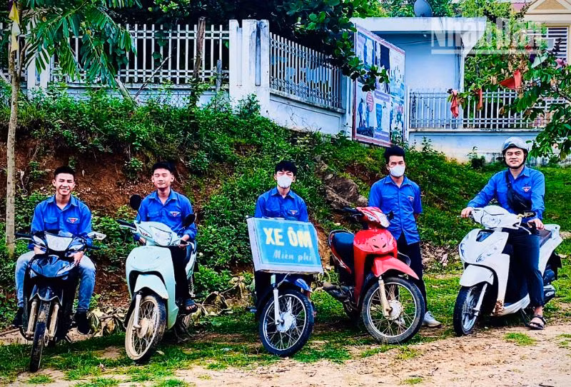 Tại 4 điểm thi của huyện biên giới Sông Mã đều được bố trí lực lượng xe máy hỗ trợ thí sinh và người nhà thí sinh.