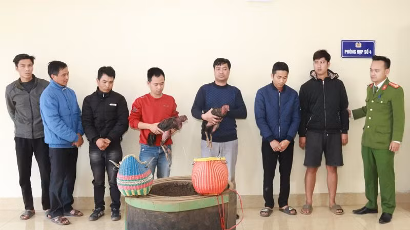 Các đối tượng cùng tang vật tại cơ quan công an.