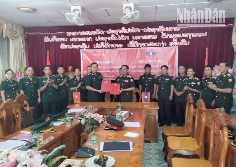 Đại diện lãnh đạo hai bên ký các bản ghi nhớ tại cuộc hội đàm.