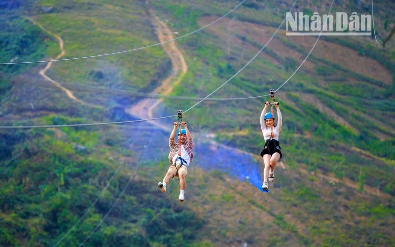 Đến với Khu du lịch Mộc Châu Island, ngoài trải nghiệm các trò chơi mạo hiểm..., giờ đây du khách có thể tìm hiểu thêm các thông tin về khu quần thể du lịch này thông qua công nghệ số không dây NFC được Báo Nhân Dân phối hợp lắp đặt.