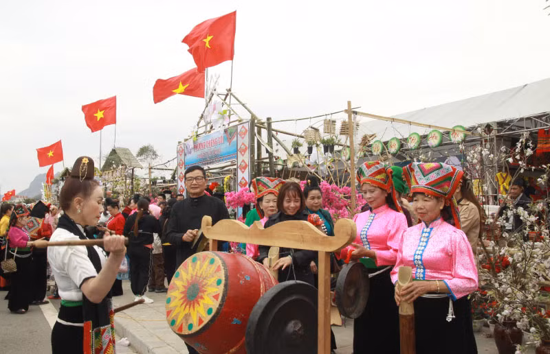 Với nhiều hoạt động văn hóa, văn nghệ độc đáo, Lễ hội hoa ban đã tạo nên một không khí náo nức và sôi động.