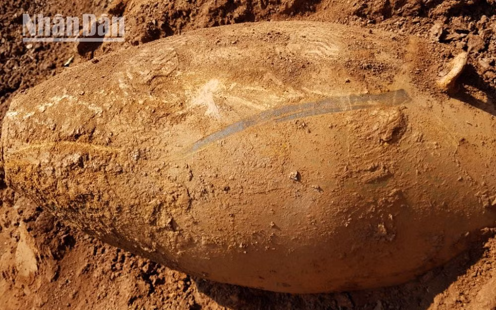 Quả bom có có kích thước khoảng 1,2 m và trọng lượng 350 kg.