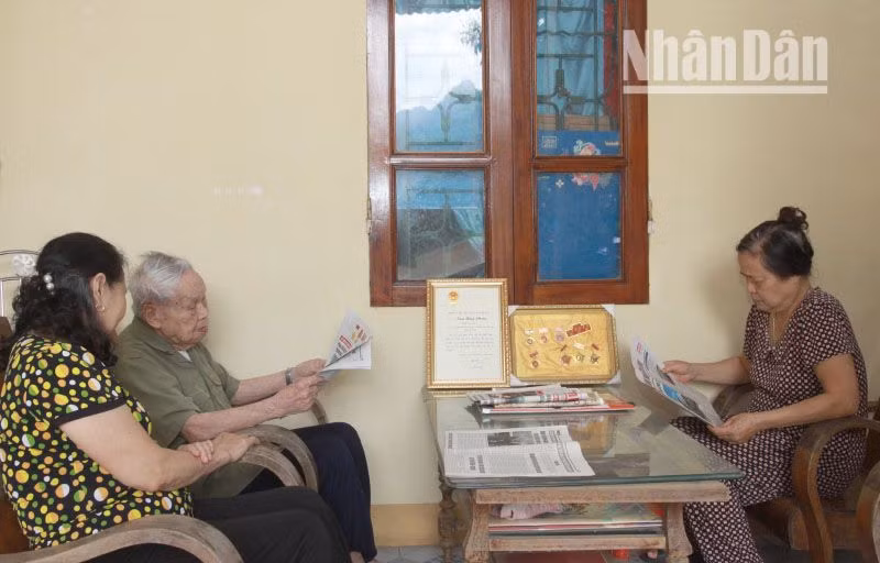 Hằng ngày, cụ Tăng Hồng Phong đều ngóng chờ con, cháu mang Báo Nhân Dân về cho cụ đọc.