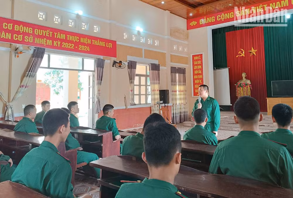 Các chiến sĩ mới thi kể về những mẩu chuyện hay, kỷ niệm đẹp.