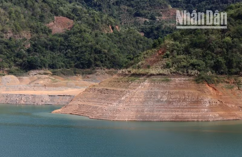 Hơn 10 năm qua, đây là lần đầu tiên mực nước hồ chứa thủy điện Sơn La đã giảm đáng kể do nắng nóng kéo dài, không có mưa.
