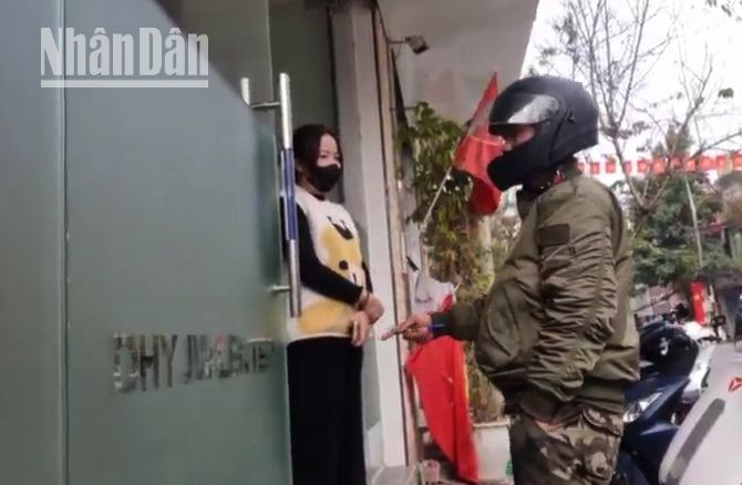 Một người dân đã đóng tiền để điều trị nhưng không khỏi bệnh đang tranh luận với nhân viên nơi đây để yêu cầu hoàn lại tiền theo cam kết (ảnh cắt từ clip).