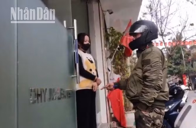 Một người dân đã đóng tiền để điều trị nhưng không khỏi bệnh đang tranh luận với nhân viên nơi đây để yêu cầu hoàn lại tiền theo cam kết (ảnh cắt từ clip).