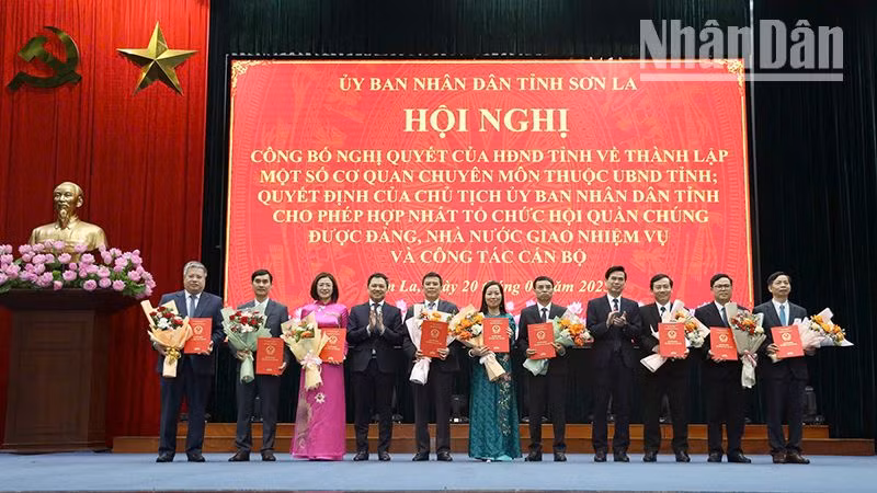 Đồng chí Bí thư Tỉnh ủy và Chủ tịch Ủy ban nhân dân tỉnh Sơn La trao quyết định và tặng hoa chúc mừng các đồng chí Giám đốc các sở, ngành được bổ nhiệm.