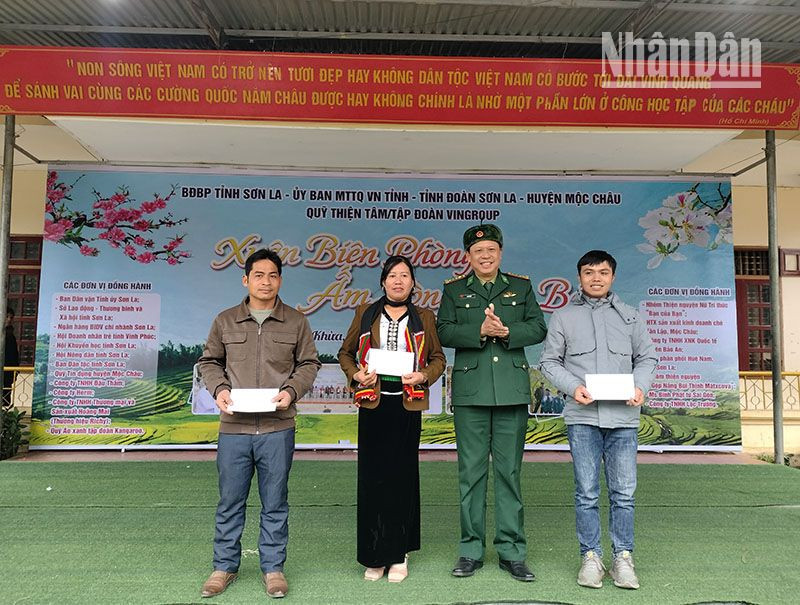 Lãnh đạo Bộ Chỉ huy Bộ đội Biên phòng tỉnh Sơn La trao giải nhất cho các đội thi tại chương trình “Xuân biên phòng ấm lòng dân bản”.