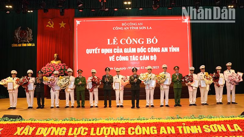 Ban Giám đốc Công an tỉnh Sơn La tặng hoa cho 14 đồng chí là phó trưởng phòng và tương đương của Công an tỉnh Sơn La viết đơn xin nghỉ hưu trước thời hạn.
