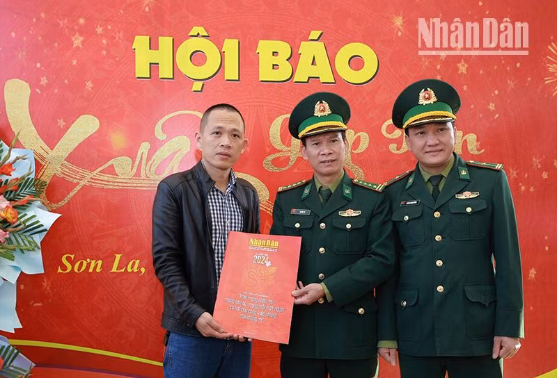 Nhân dịp Tết Xuân Giáp Thìn 2024, Văn phòng Đại diện Báo Nhân Dân tại Sơn La đã chuyển trao 200 ấn phẩm báo Tết cùng các ấn phẩm báo Tết của Báo Nhân Dân trưng bày tại Hội báo Xuân Giáp Thìn 2024 cho 10 Đồn Biên phòng, Bộ Chỉ huy Bộ đội Biên phòng tỉnh Sơn La.