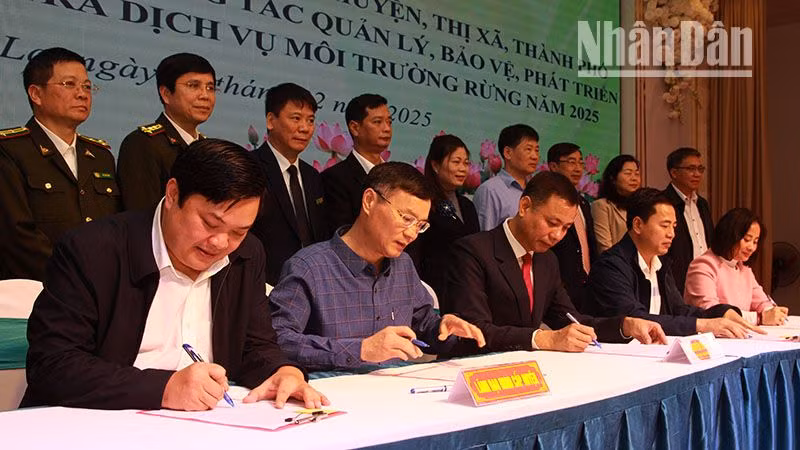 Ký cam kết giữa Chủ tịch Ủy ban nhân dân tỉnh với Chủ tịch Ủy ban nhân dân các huyện, thành phố, thị xã về công tác bảo vệ rừng 2025.
