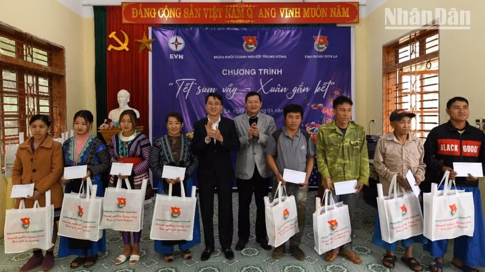 Công ty Thủy điện Sơn La tặng quà Tết cho bà con nhân dân bản Thẳm Hon, xã Tạ Bú.