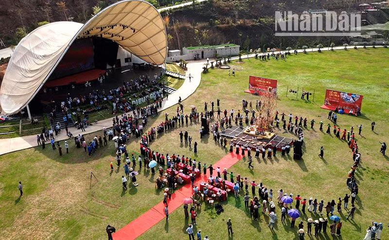 Lễ hội cầu mưa được tổ chức tại Khu du lịch Mộc Châu Island-Cầu kính Bạch Long, thu hút đông đảo du khách và người dân tham gia.