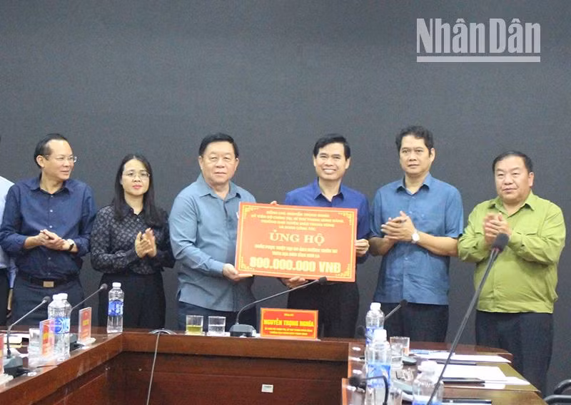 Đồng chí Nguyễn Trọng Nghĩa trao 800 triệu đồng hỗ trợ cho tỉnh Sơn La khắc phục thiệt hại do ảnh hưởng của thiên tai.