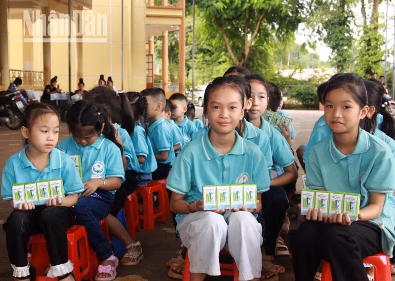 Công ty cổ phần Giống bò sữa Mộc Châu đã tặng 400 thùng sữa cho học sinh tiểu học xã Chiềng Đen và xã Chiềng Nơi.