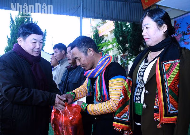 Lãnh đạo Ban Dân tộc tỉnh Sơn La tặng quà có người có uy tín trong cộng đồng đồng bào dân tộc thiểu số.