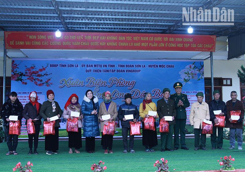 Lãnh đạo Bộ Chỉ huy Bộ đội Biên phòng tỉnh và huyện ủy Mộc Châu tặng quà cho các gia đình chính sách.