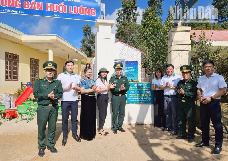 Các đơn vị tại buổi khánh thành công trình điểm trường Huổi Luông, xã biên giới Mường Lèo. (Ảnh: Vì Hiện)