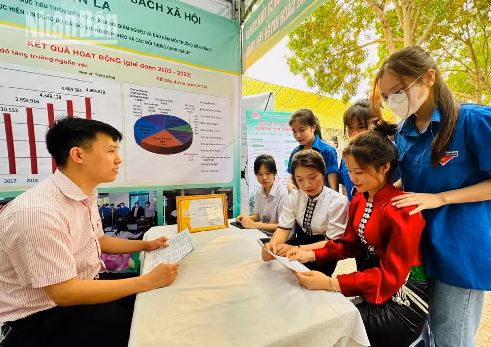 Cán bộ Ngân hàng Chính sách Xã hội tư vấn gói hỗ trợ học sinh vay vốn mua đồ dùng phục vụ học tập.