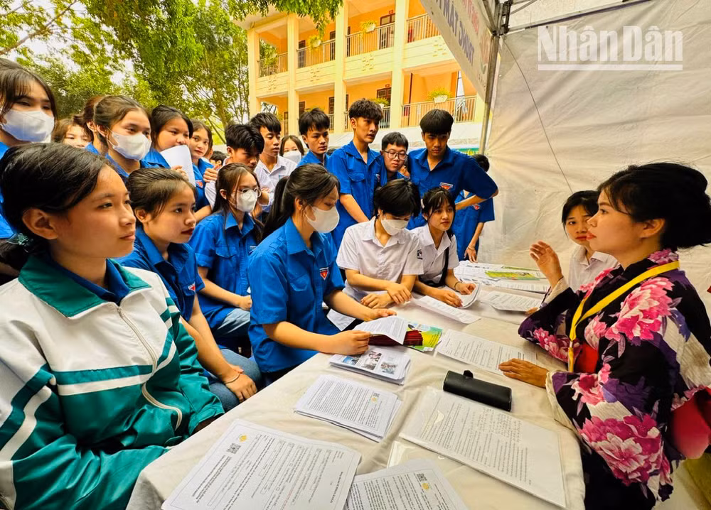 Công ty cổ phần Tohoku Sông Đà tư vấn du học cho học sinh.