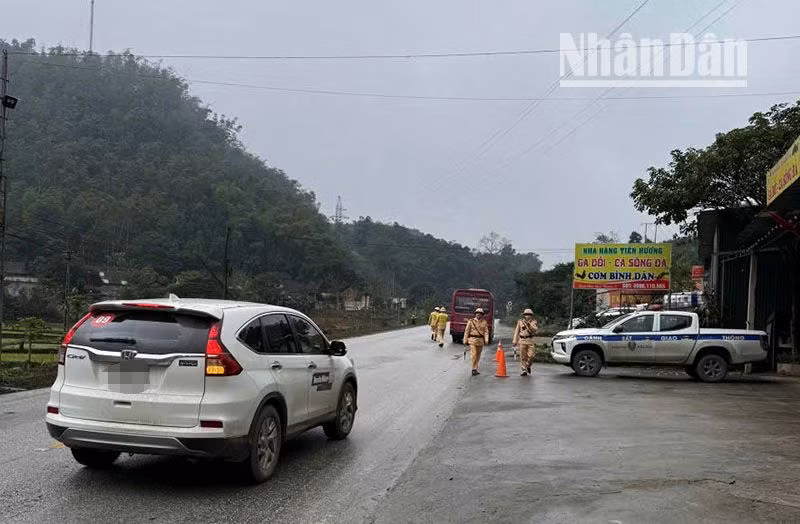 Thời điểm này, lực lượng Cảnh sát giao thông tỉnh Hòa Bình tại các huyện Cao Phong, Tân Lạc, Mai Châu đã tổ chức chốt, dừng các phương tiện để hướng dẫn, thông tin và cảnh báo về thời tiết, cung đường cho các lái xe.