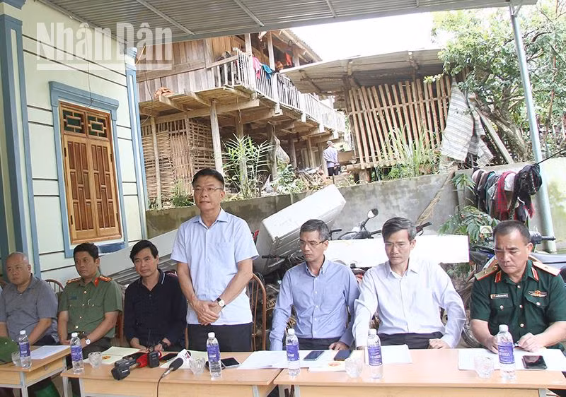 Đồng chí Lê Thành Long, Phó Thủ tướng Chính phủ, phát biểu chia sẻ với những khó khăn của người dân Sơn La.