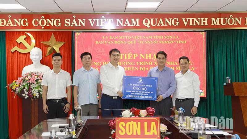 Tỉnh Sơn La tiếp nhận 20,4 tỷ đồng của Tập đoàn Xuân Thiện hỗ trợ xóa nhà tạm, nhà dột nát trên địa bàn.