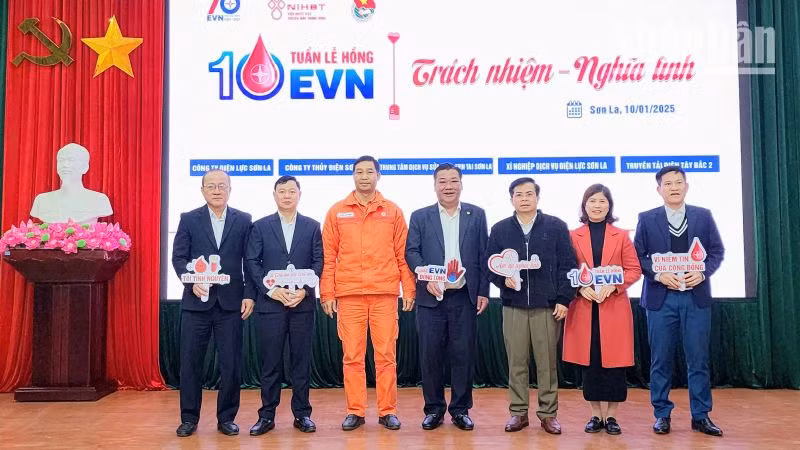 Đại diện lãnh đạo các đơn vị đồng hành tổ chức chương trình Tuần lễ hồng EVN tại tỉnh Sơn La lần thứ X.