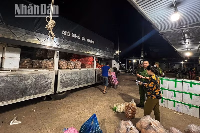 Rất nhiều xe ô-tô chở các loại rau, củ, quả từ dưới xuôi lên tập kết tại chợ đầu mối bản Mé Ban, xã Chiềng Cơi.