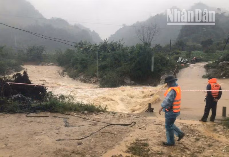 Huyện Mộc Châu đã huy động lực lượng tìm kiếm 2 người mất tích khi di chuyển qua cầu tràn tại bản Áng, xã Đông Sang. (Ảnh: Người dân cung cấp)