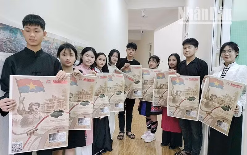 Học sinh trường phổ thông dân tộc nội trú tỉnh Sơn La đón nhận phụ san đặc biệt của Báo Nhân Dân.