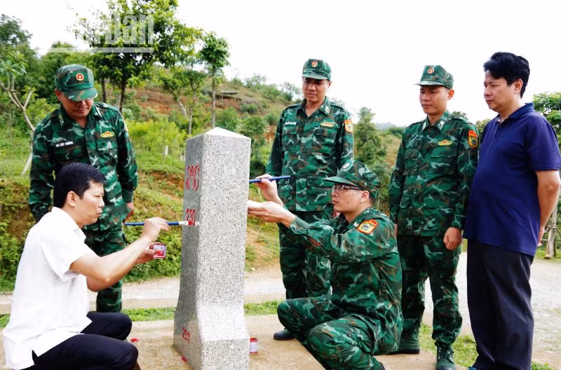 Đoàn công tác và Đồn biên phòng Chiềng On sơn sửa lại mốc quốc giới 230.