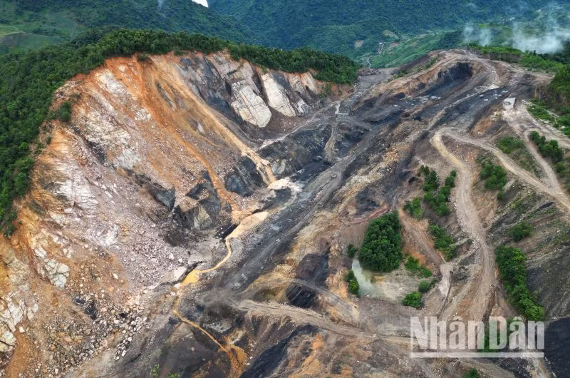 Các hộ dân tại bản Nà Lồi, xã Suối Bàng cho rằng việc khai thác than đã gây ra việc trượt sạt, đất đá và xỉ than, than trôi xuống phía dưới khi có mưa. Các hộ dân tại bản Nà Lồi, xã Suối Bàng cho rằng việc khai thác than đã gây ra việc trượt sạt, đất đá và xỉ than, than trôi xuống phía dưới khi có mưa.