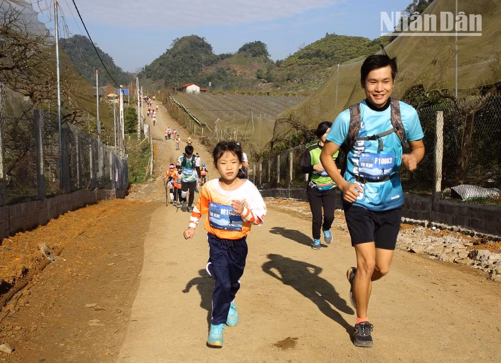 Giải chạy còn có các vận động viên nhí nước ngoài tham gia chạy cùng gia đình.
