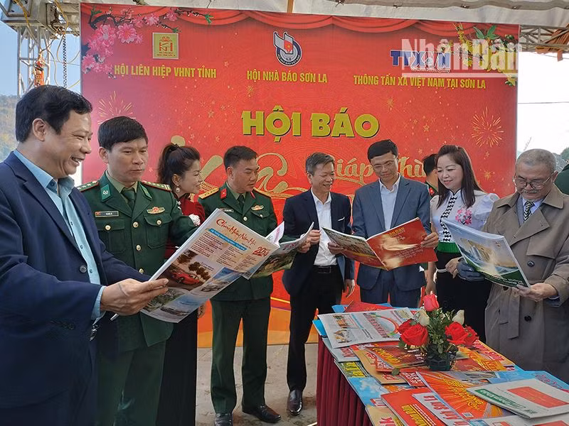 Các đại biểu tham quan gian trưng bày báo Xuân của các cơ quan báo chí Trung ương tại Hội báo Xuân Giáp Thìn tỉnh Sơn La 2024.