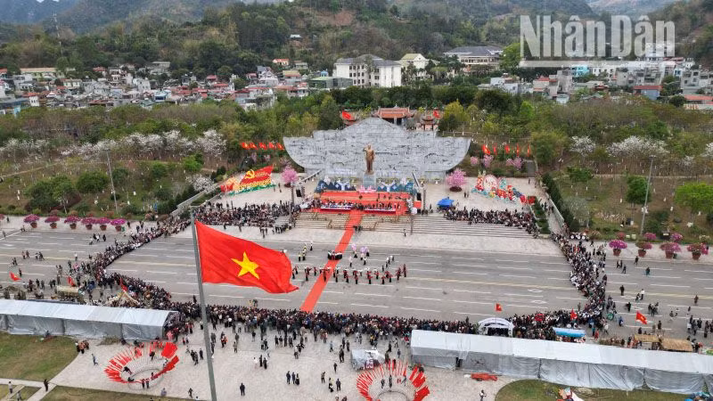 Lễ hội hoa ban thành phố Sơn La năm nay đã thu hút hàng trăm ngàn lượt người tới tham dự.