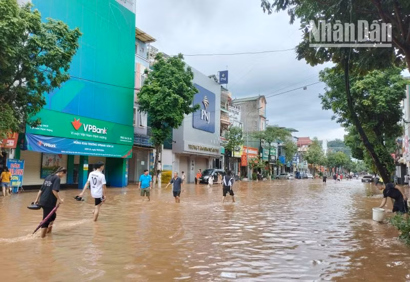 Mưa lớn kéo dài đã gây ngập úng nặng tại trung tâm thành phố Sơn La, gây thiệt hại hơn 100 tỷ đồng.