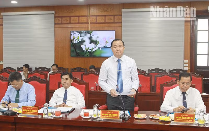 Đồng chí Khonpakhan Luongxichanxong, Chủ tịch Hội đồng nhân dân tỉnh Huaphanh, nước Cộng hòa Dân chủ Nhân dân Lào thông tin về kết quả hợp tác trên một số lĩnh vực trong thời gian qua với tỉnh Sơn La.